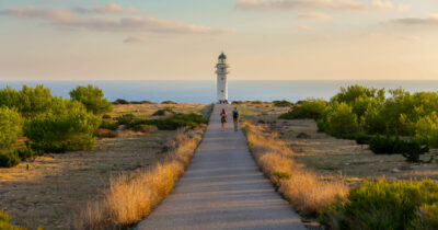 Copertina di Scoprire Formentera d’autunno: la guida per un weekend alla scoperta dei suoi luoghi segreti, tra spiagge deserte, yoga vista mare e mercatini