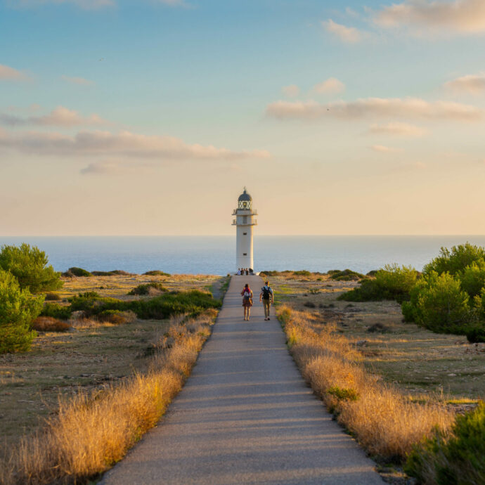 Scoprire Formentera d’autunno: la guida per un weekend alla scoperta dei suoi luoghi segreti, tra spiagge deserte, yoga vista mare e mercatini