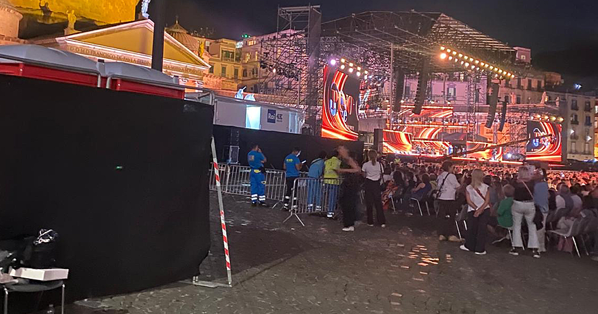 piazza plebiscito invasa di topi durante il concerto per pino daniele mentre il suo pubblico resta escluso