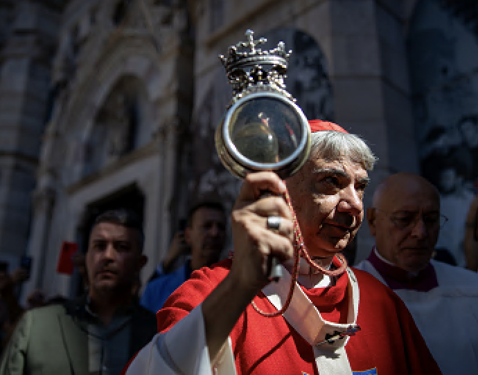 Il miracolo di San Gennaro si è rinnovato. Il sangue nell’ampolla, portata a spalla dai seminaristi fino all’altare maggiore, si presentava già sciolto