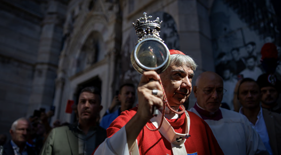 il miracolo di san gennaro si 232 rinnovato il sangue nell8217ampolla portata a spalla dai seminaristi fino all8217altare maggiore si presentava gi224 sciolto