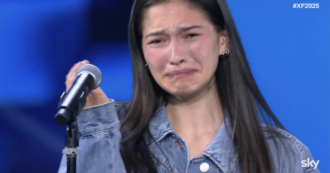 Copertina di X Factor 2025, Mayu Lucisano scoppia a piangere dopo aver cantato davanti ai quattro giudici – VIDEO