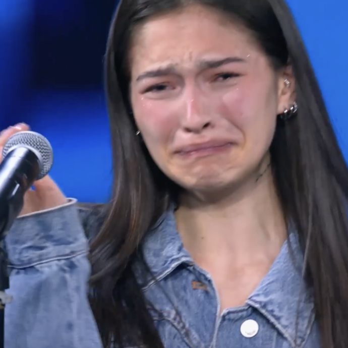 X Factor 2025, Mayu Lucisano scoppia a piangere dopo aver cantato davanti ai quattro giudici – VIDEO