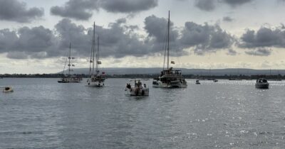 Copertina di Flotilla, la vita sospesa prima della partenza e l’aiuto dei pescatori e dei ragazzi di Portopalo