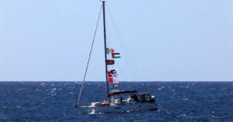Copertina di Le barche della Global Sumud Flotilla salpano da Portopalo verso Gaza: le immagini della partenza