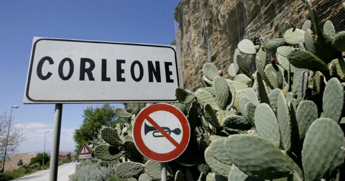 Parenti e amici di Riina tornano al paese. Il sindaco: “Devono rinnegare la mafia”