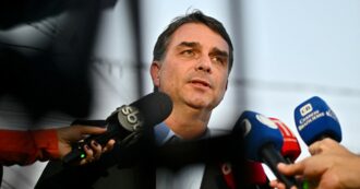 Copertina di Brasile, mistero su Flavio Bolsonaro: “È fuggito dal Paese per non farsi arrestare”. Fonti Usa: “Sta venendo qua”