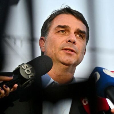 Copertina di Brasile, mistero su Flavio Bolsonaro: “È fuggito dal Paese per non farsi arrestare”. Fonti Usa: “Sta venendo qua”