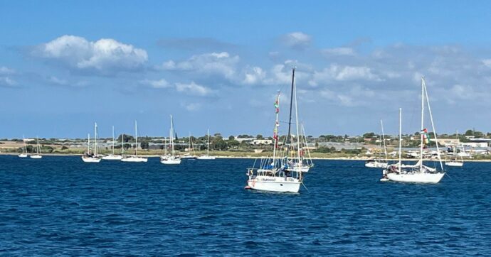 Bye-bye Sicilia, la Flotilla in mare verso la Striscia: “Arresti? Messo in conto”