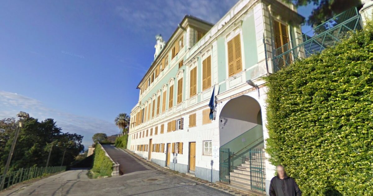 Genova, bimbo caduto da terrazzino: condizioni critiche, ma stabili. La docente di sostegno era assente per malattia