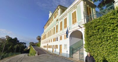 Copertina di Genova, bimbo caduto da terrazzino: condizioni critiche, ma stabili. La docente di sostegno era assente per malattia