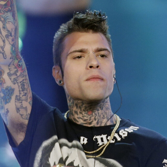 “Budget troppo alto”, scoppia la polemica sul concerto di Capodanno di Fedez. Il Comune di Oristano nega: “Non prenderà 200mila euro”