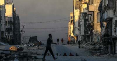 Copertina di Nuovi raid di Israele su Gaza City: “Oltre 70 morti dall’alba”. Egitto teme l’esodo di massa: pronto a raddoppiare le truppe al confine