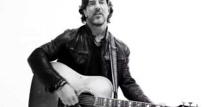 Copertina di “L’aereo privato su cui viaggiava con la famiglia si è schiantato, nessuno è sopravvissuto”: morto a 57 anni il cantautore Brett James