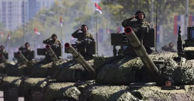 Copertina di Serbia, maxi parata con oltre 10mila militari voluta dal presidente Vucic: “Dimostrazione di forza”