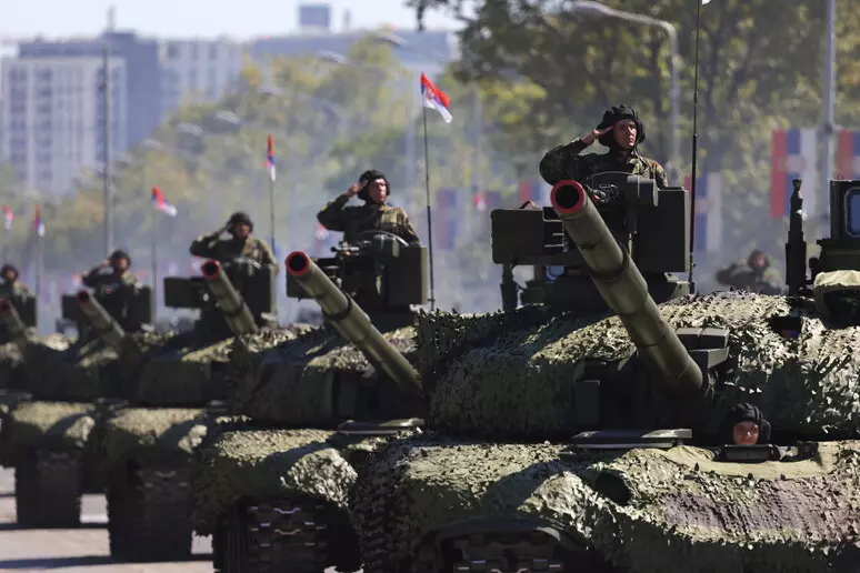 serbia maxi parata con oltre 10mila militari voluta dal presidente vucic dimostrazione di forza
