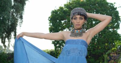 Copertina di “Uso il burqa del mio Afghanistan per creare nuovi abiti. Voglio dimostrare che le donne sono ancora vive e creatrici”