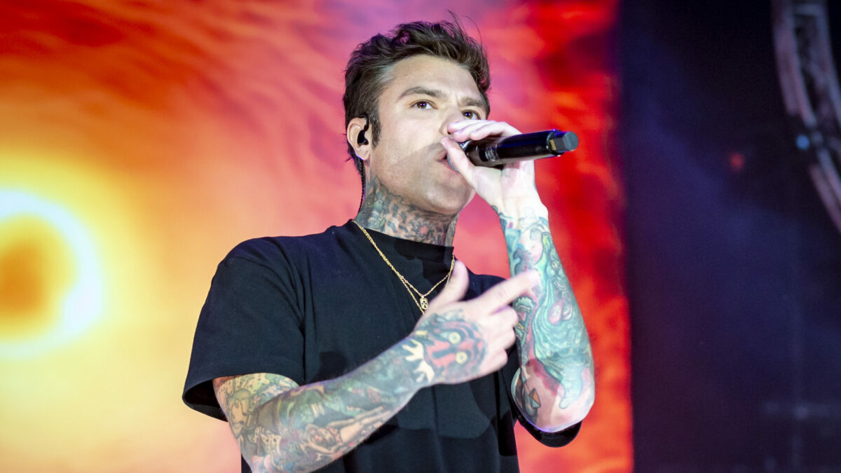 Scatta una foto a Fedez in discoteca, 22enne denuncia: “Picchiato dai buttafuori dopo che mi hanno chiesto di cancellarla”