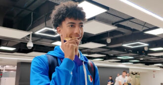 Copertina di Furlani torna in Italia dopo l’oro nel salto in lungo: “Una medaglia che significa tutto”