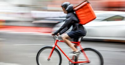 Copertina di Muore un rider, aveva solo 18 anni e andava  a scuola