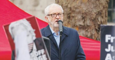 Copertina di Disastro a sinistra, il  partito rosso di Corbyn va in frantumi appena 2 mesi dopo la nascita
