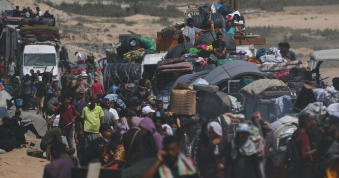 Gaza City, la disperazione di Anas: “Con mia moglie a sei giorni dal parto alla ricerca di un ospedale”