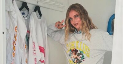 Copertina di Il ritorno di Chiara: regressione infantile con T-shirt e slogan