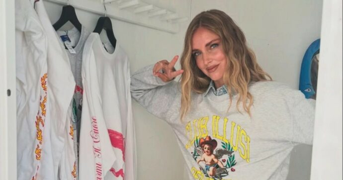 Il ritorno di Chiara: regressione infantile con T-shirt e slogan