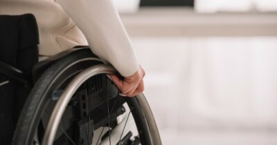 Copertina di 95enne afferra il pedale della sua sedia a rotelle e uccide nel sonno la sua compagna di stanza: “C’era sangue ovunque”