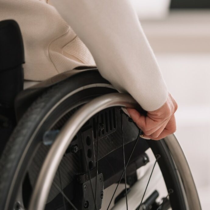 95enne afferra il pedale della sua sedia a rotelle e uccide nel sonno la sua compagna di stanza: “C’era sangue ovunque”