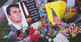 Ai funerali di Kirk l’idolatria prende il sopravvento: l’America sta tornando al puritanesimo