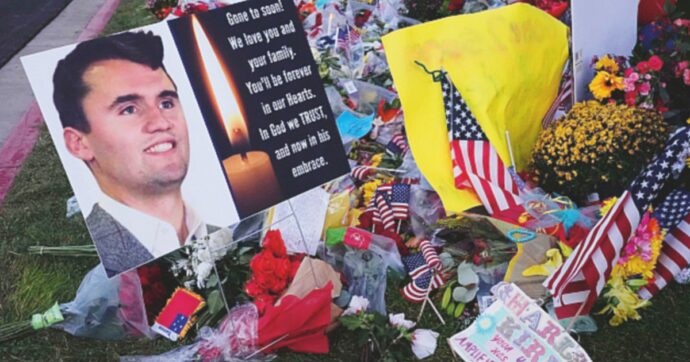 Ai funerali di Kirk l’idolatria prende il sopravvento: l’America sta tornando al puritanesimo