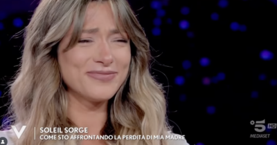 Copertina di “Ho avuto paura di cadere in depressione, la morte di mia madre mi ha devastata”: Soleil Sorge in lacrime a Verissimo