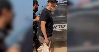 Copertina di “Basta genocidio a Gaza, sta distruggendo la vita di tutti”: il video dell’arresto del direttore d’orchestra israeliano Ilan Volkov