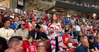 Folla allo State Farm Stadium: migliaia di persone vestite di rosso, bianco e blu per il memorial – Video