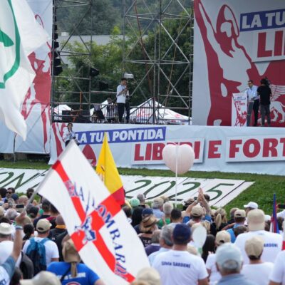 Copertina di Il martire Salvini si traveste da oppositore: “No riarmo”