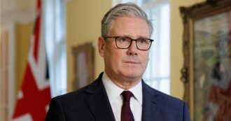 Starmer chiede scusa su Mandelson, ma i Tory lo accusano di insabbiamento e chiedono un’inchiesta