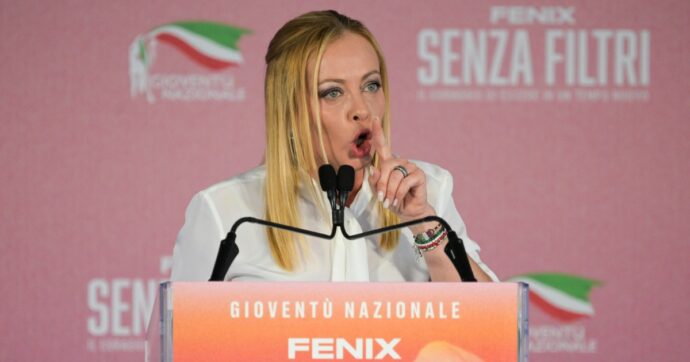 Meloni attacca i “sedicenti antifascisti” per il post su Kirk, poi evoca le BR e il ’68: “Liberare la scuola dall’oppressione di sinistra”