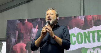 Copertina di Salvini a Pontida in maglia nera per Charlie Kirk: “Noi non abbiamo l’armocromista, ce lo organizziamo da soli il look”