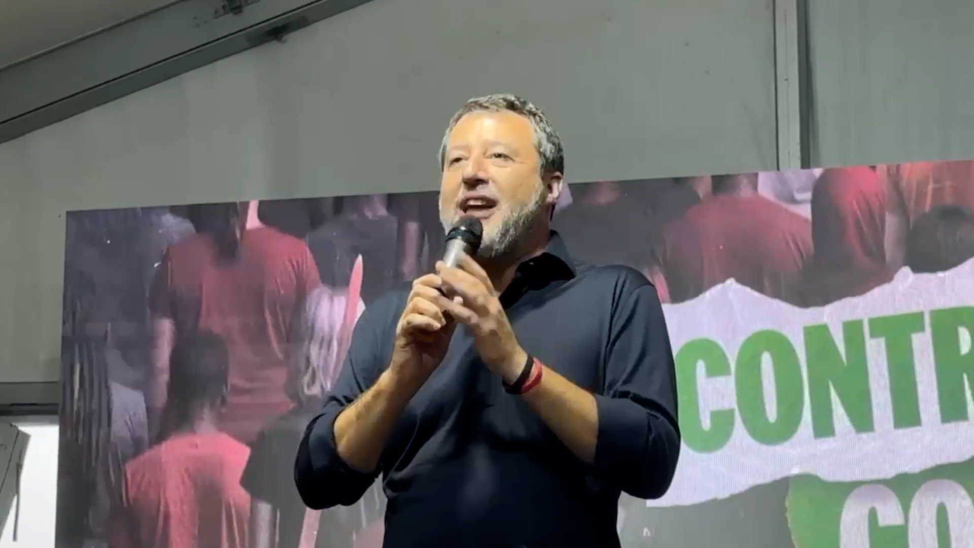 Salvini a Pontida in maglia nera per Charlie Kirk: “Noi non abbiamo l’armocromista, ce lo organizziamo da soli il look” Salvini a Pontida in maglia nera per Charlie Kirk: “Noi non abbiamo l’armocromista, ce lo organizziamo da soli il look”