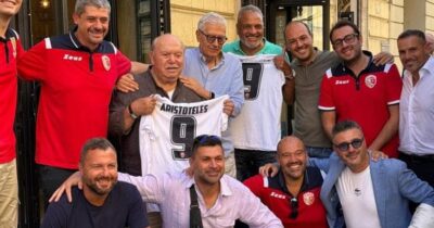 Copertina di Lino Banfi riunisce il cast de “L’allenatore nel pallone” dopo 41 anni: da Aristoteles a Sergio Martino, la festa nel suo ristorante