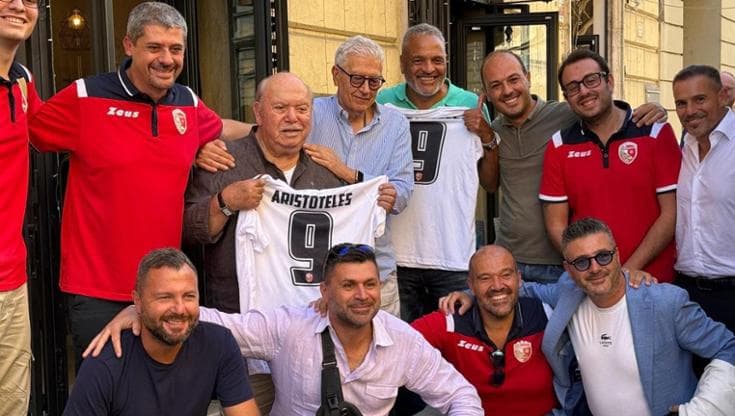 Lino Banfi riunisce il cast de “L’allenatore nel pallone” dopo 41 anni: da Aristoteles a Sergio Martino, la festa nel suo ristorante Lino Banfi riunisce il cast de “L’allenatore nel pallone” dopo 41 anni: da Aristoteles a Sergio Martino, la festa nel suo ristorante