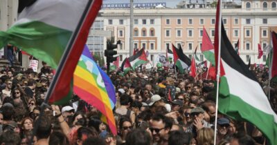 Copertina di Piazze piene in tutta Italia per Gaza: bloccate autostrade e tangenziali da Bologna a Roma. Scontri a Milano. E Meloni ne approfitta: "Tutti condannino"