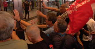 Sciopero per Gaza, a Napoli manifestanti sfondano il blocco e occupano la stazione centrale: tensione con la polizia