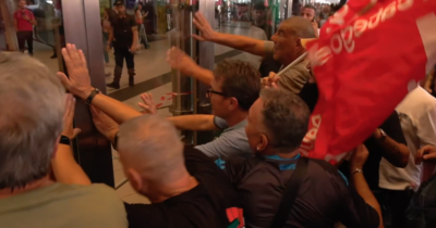 Copertina di Sciopero per Gaza, a Napoli manifestanti sfondano il blocco e occupano la stazione centrale: tensione con la polizia