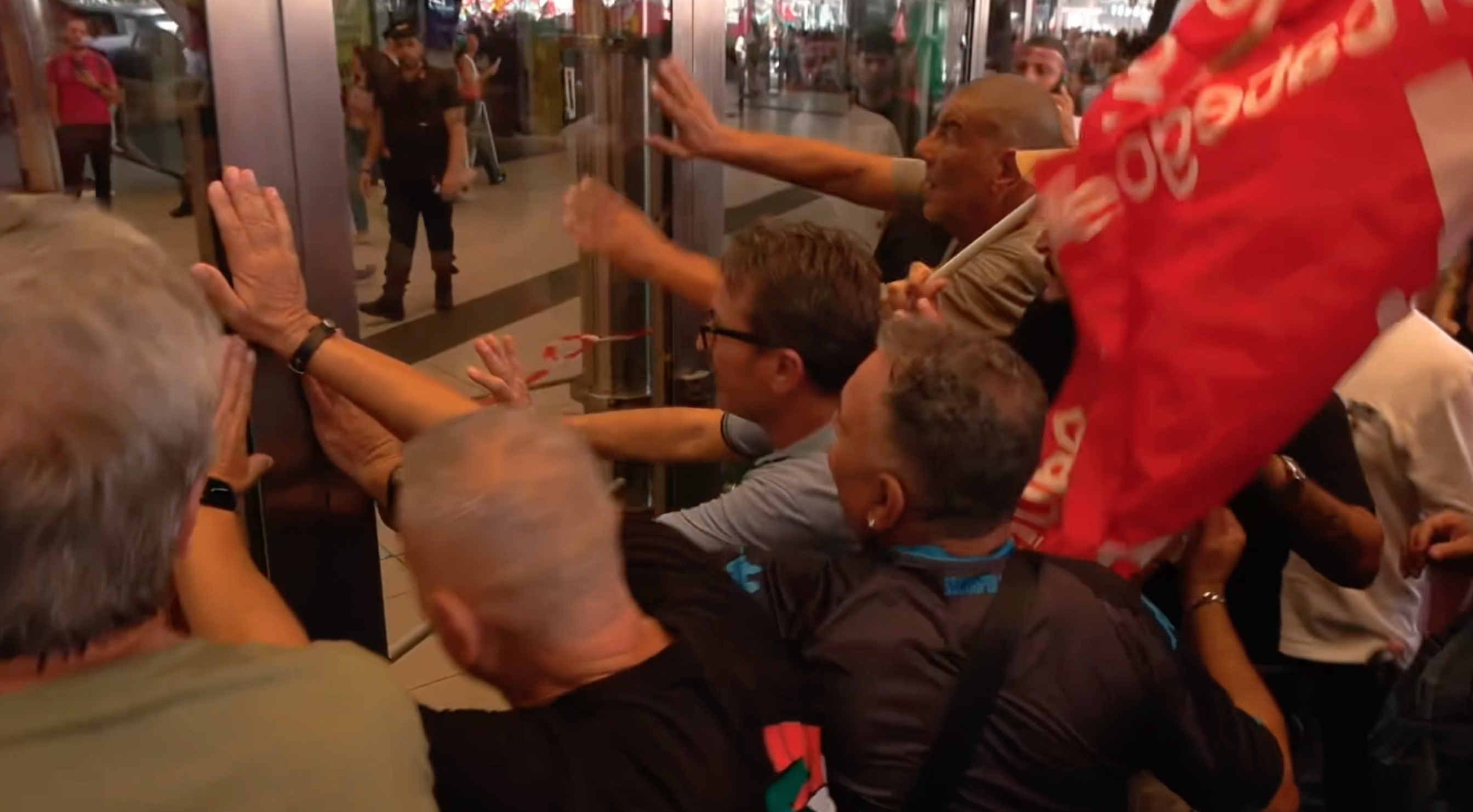 Sciopero per Gaza, a Napoli manifestanti sfondano il blocco e occupano la stazione centrale: tensione con la polizia Sciopero per Gaza, a Napoli manifestanti sfondano il blocco e occupano la stazione centrale: tensione con la polizia