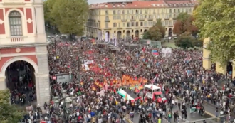 Copertina di Torino in piazza per Gaza, in migliaia davanti a Porta Nuova: le immagini dall’alto