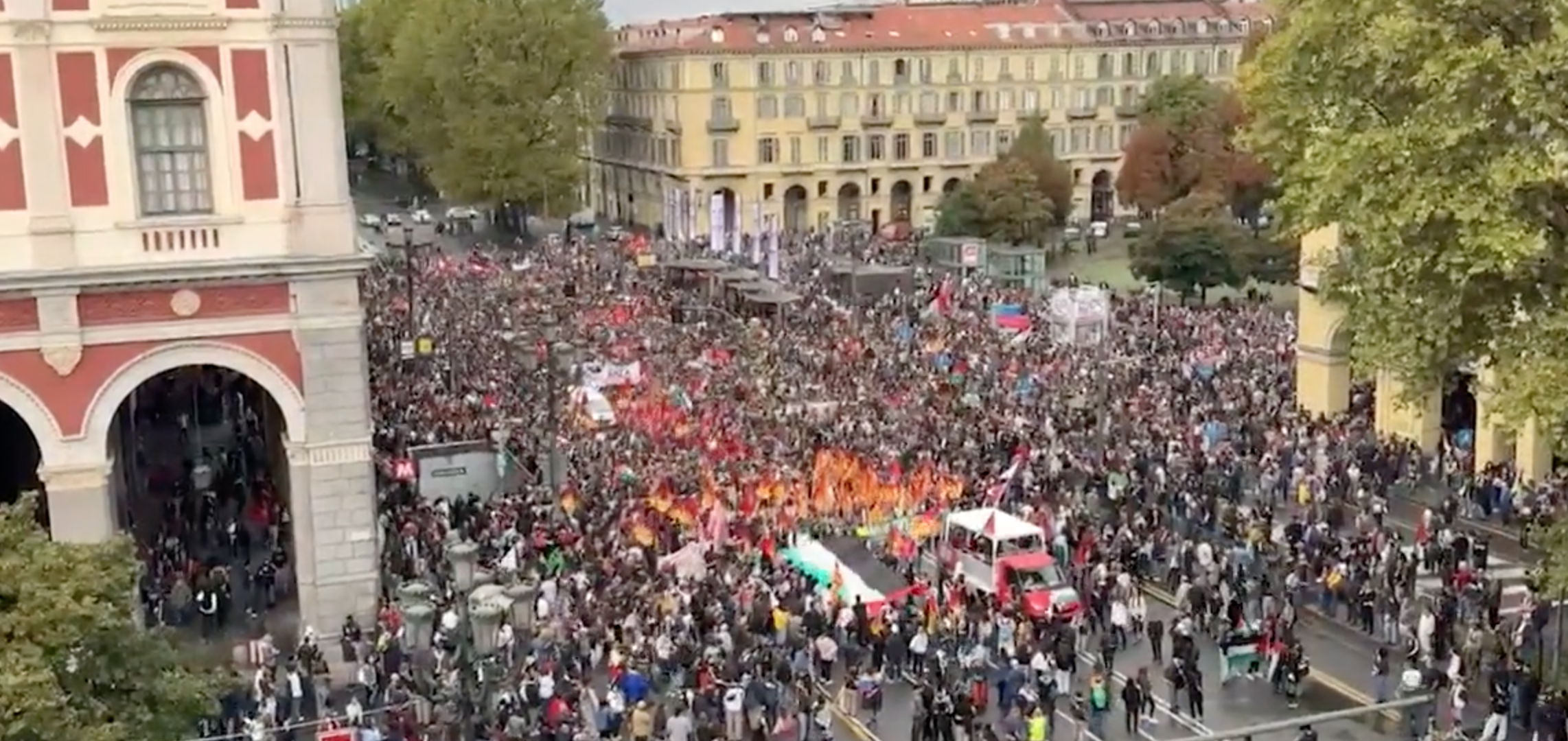 Torino in piazza per Gaza, in migliaia davanti a Porta Nuova: le immagini dall’alto Torino in piazza per Gaza, in migliaia davanti a Porta Nuova: le immagini dall’alto