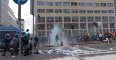Copertina di Corteo per Gaza, a Milano manifestanti lanciano pietre e sassi contro la polizia: agenti costretti a indietreggiare