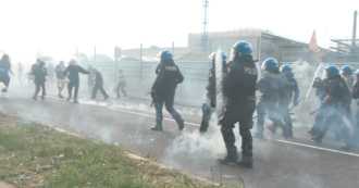 Copertina di Sciopero per Gaza, cariche della polizia e lanci di lacrimogeni a Bologna: otto manifestanti fermati